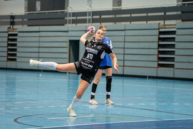 HSG Blomberg Lippe II vs SV Todesfelde, Handball, 3 Liga Nord, Matchday 2, 13 12 2025, Season 2025 2026, Blomberg Marie Sophie Grabowski SV Todesfelde, 07 at a 7 meter throw Blomberg Sporthalle an der Ulmenallee Germany