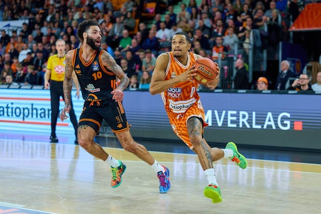 Duel, duel between Tevin Brown RASTA Vechta, 10 and Nelson Weidemann ratiopharm ulm, 00 GER, ratiopharm ulm vs RASTA Vechta, Basketball, Matchday 10, EasyCredit Bundesliga, Season 2025 2026, 13 12 2025 GER, ratiopharm ulm vs RASTA Vechta, Basketball, Matchday 10, EasyCredit Bundesliga, Season 2025 2026, 13 12 2025 Neu Ulm Copyright: xEibner-Pressefoto GeraldxOelze-dexStoppanyx EP_ODS