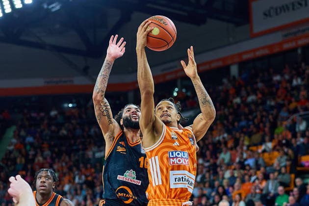 Duel, duel between Tevin Brown RASTA Vechta, 10 and Nelson Weidemann ratiopharm ulm, 00 at the throw GER, ratiopharm ulm vs RASTA Vechta, Basketball, Matchday 10, EasyCredit Bundesliga, Season 2025 2026, 13 12 2025 GER, ratiopharm ulm vs RASTA Vechta, Basketball, Matchday 10, EasyCredit Bundesliga, Season 2025 2026, 13 12 2025 Neu Ulm Copyright: xEibner-Pressefoto GeraldxOelze-dexStoppanyx EP_ODS