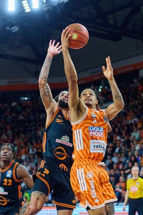 Duel, duel between Tevin Brown RASTA Vechta, 10 and Nelson Weidemann ratiopharm ulm, 00 at the throw GER, ratiopharm ulm vs RASTA Vechta, Basketball, Matchday 10, EasyCredit Bundesliga, Season 2025 2026, 13 12 2025 GER, ratiopharm ulm vs RASTA Vechta, Basketball, Matchday 10, EasyCredit Bundesliga, Season 2025 2026, 13 12 2025 Neu Ulm Copyright: xEibner-Pressefoto GeraldxOelze-dexStoppanyx EP_ODS