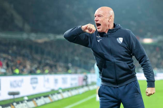 Coach Uwe Roesler VfL Bochum cheers, 2 Bundesliga, Hannover 96 v VfL Bochum, Heinz von Heiden Arena on December 13, 2025 in Hanover, Germany Photo by Marco Steinbrenner DeFodi Images Coach Uwe Roesler VfL Bochum cheers, 2 Bundesliga, Hannover 96 v VfL Bochum, Heinz von Heiden Arena, December 13, 2025 in Hanover, Germany Photo by Marco Steinbrenner DeFodi Images