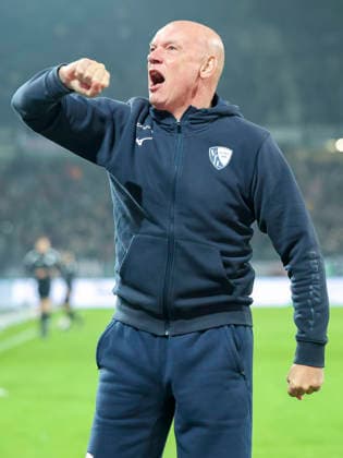Coach Uwe Roesler VfL Bochum cheers, 2 Bundesliga, Hannover 96 v VfL Bochum, Heinz von Heiden Arena on December 13, 2025 in Hanover, Germany Photo by Marco Steinbrenner DeFodi Images Coach Uwe Roesler VfL Bochum cheers, 2 Bundesliga, Hannover 96 v VfL Bochum, Heinz von Heiden Arena, December 13, 2025 in Hanover, Germany Photo by Marco Steinbrenner DeFodi Images