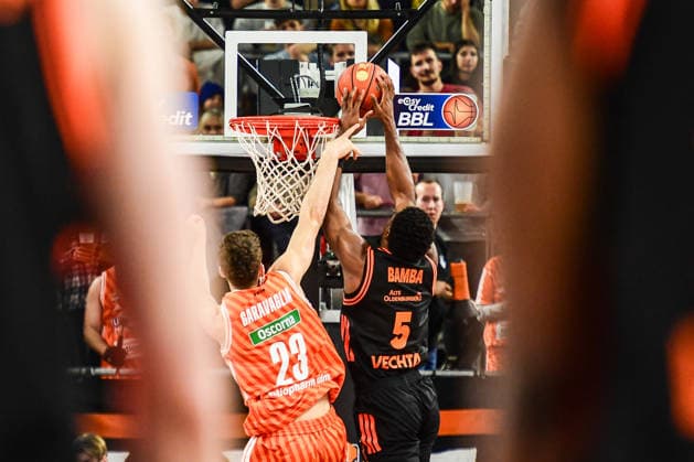 easyCredit BBL Ratiopharm Ulm v Rasta Vechta, Ratiopharm Arena Ulm 13 12 2025 foul on Tj Bamba Rasta Vechta, 5 by Diego Garavaglia ratiopharm Ulm, 23 Ulm 13 12 2025 10 Matchday easyCredit BBL, Ratiopharm Ulm v Rasta Vechta, Ratiopharm Arena Ulm Copyright: xBEAUTIFULxSPORTS Märklx