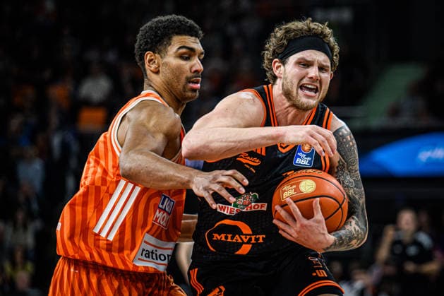 Neu Ulm, Germany, 13 12 25 Mark Smith ratiopharm ulm and Booker Coplin Rasta Vechta battle for the ball during the Basketball Bundesliga match between ratiopharm ulm vs Rasta Vechta at ratiopharm Arena on December 13, 2025 in Neu Ulm, Germany Photo by Harry Langer DeFodi Images ratiopharm Arena, Germany, 13 12 25 Mark Smith ratiopharm ulm and Booker Coplin Rasta Vechta battle for the ball during the Basketball Bundesliga match between ratiopharm ulm vs Rasta Vechta at Neu Ulm on December 13, 2025 in ratiopharm Arena, Germany Photo by Harry Langer DeFodi Images Photo by Harry Langer DeFodi Images