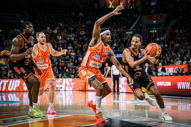 Neu Ulm, Germany, 13 12 25 Justin Simon ratiopharm ulm and Alonzo Verge Jr Rasta Vechta in a duel during the Basketball Bundesliga match between ratiopharm ulm vs Rasta Vechta at ratiopharm Arena on December 13, 2025 in Neu Ulm, Germany Photo by Harry Langer DeFodi Images ratiopharm Arena, Germany, 13 12 25 Justin Simon ratiopharm ulm and Alonzo Verge Jr Rasta Vechta battle for the ball during the Basketball Bundesliga match between ratiopharm ulm vs Rasta Vechta at Neu Ulm on December 13, 2025 in ratiopharm Arena, Germany Photo by Harry Langer DeFodi Images Photo by Harry Langer DeFodi Images