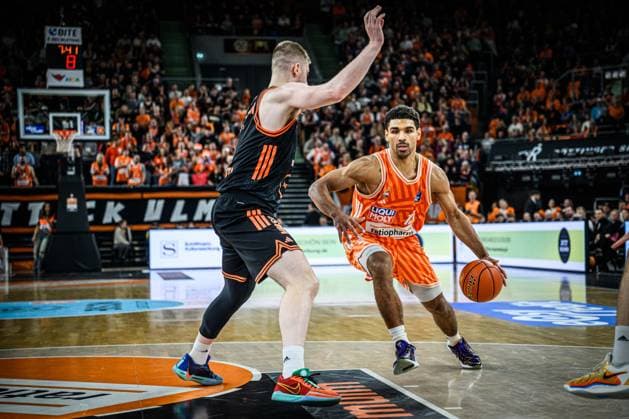 Neu Ulm, Germany, 13 12 25 Luc van Slooten Rasta Vechta and Mark Smith ratiopharm ulm battle for the ball during the Basketball Bundesliga match between ratiopharm ulm vs Rasta Vechta at the ratiopharm Arena on December 13, 2025 in Neu Ulm, Germany Photo by Harry Langer DeFodi Images ratiopharm Arena, Germany, 13 12 25 Luc van Slooten Rasta Vechta and Mark Smith ratiopharm ulm battle for the ball during the Basketball Bundesliga match between ratiopharm ulm vs Rasta Vechta at Neu Ulm on December 13, 2025 in ratiopharm Arena, Germany Photo by Harry Langer DeFodi Images Photo by Harry Langer DeFodi Images