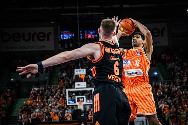 Neu Ulm, Germany, 13 12 25 Luc van Slooten Rasta Vechta and Mark Smith ratiopharm ulm battle for the ball during the Basketball Bundesliga match between ratiopharm ulm vs Rasta Vechta at the ratiopharm Arena on December 13, 2025 in Neu Ulm, Germany Photo by Harry Langer DeFodi Images ratiopharm Arena, Germany, 13 12 25 Luc van Slooten Rasta Vechta and Mark Smith ratiopharm ulm battle for the ball during the Basketball Bundesliga match between ratiopharm ulm vs Rasta Vechta at Neu Ulm on December 13, 2025 in ratiopharm Arena, Germany Photo by Harry Langer DeFodi Images Photo by Harry Langer DeFodi Images
