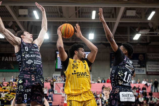 Tigers Tuebingen Uni Baskets Muenster, Herren, 2 Bundesliga, Barmer 2 Basketball Bundesliga, pro A, 12 Spieltag, Spielzeit 2025 2026, 13 12 2025 Silas Oriane Tigers Tuebingen, 07 unter dem korb gegen Julian Larry Uni Baskets Muenster, 10 und Andrew O Brien Uni Baskets Muenster, 00