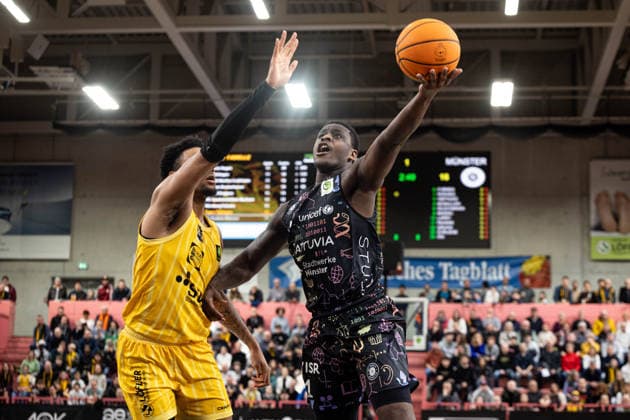 Tigers Tuebingen Uni Baskets Muenster, Men, 2 Bundesliga, Barmer 2 Basketball Bundesliga, pro A, 12 Matchday, Season 2025 2026, 13 12 2025 Bo Hodges Uni Baskets Muenster, 01 vs Bernard Pelote Tigers Tuebingen, 01