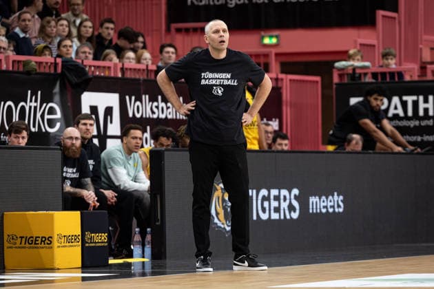 Tigers Tuebingen Uni Baskets Muenster, Herren, 2 Bundesliga, Barmer 2 Basketball Bundesliga, pro A, 12 Spieltag, Spielzeit 2025 2026, 13 12 2025 Henrik Sonko Tigers Tuebingen, Head Coach confused on the sideline
