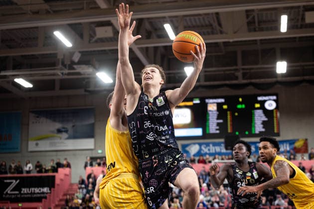 Tigers Tuebingen Uni Baskets Muenster, Herren, 2 Bundesliga, Barmer 2 Basketball Bundesliga, pro A, 12 Spieltag, Spielzeit 2025 2026, 13 12 2025 Thore Dilschmann Uni Baskets Muenster, 06 bei Abschluss gegen Felix Edwardsson Tigers Tuebingen, 08