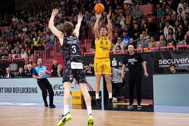 Tigers Tuebingen Uni Baskets Muenster, Herren, 2 Bundesliga, Barmer 2 Basketball Bundesliga, pro A, 12 Spieltag, Spielzeit 2025 2026, 13 12 2025 Kaya Bayram Tigers Tuebingen, 05 beim Dreierwurf