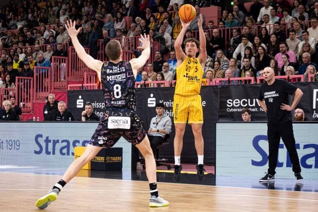 Tigers Tuebingen Uni Baskets Muenster, Herren, 2 Bundesliga, Barmer 2 Basketball Bundesliga, pro A, 12 Spieltag, Spielzeit 2025 2026, 13 12 2025 Kaya Bayram Tigers Tuebingen, 05 beim Dreierwurf gegen Neil Masnic Uni Baskets Muenster, 08