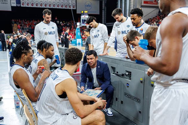 Danny Jansson MLP Academics Heidelberg, Coach , Team, Crew, Timeout, BMA365 Bamberg Baskets vs MLP Academics Heidelberg, Basketball, easyCredit BBL, Matchday 10, 13 12 2025 BMA365 Bamberg Baskets vs MLP Academics Heidelberg, Basketball, easyCredit BBL, Matchday 10, 13 12 2025 Bamberg Copyright: xEibner-Pressefoto G.xSantemizx EP_EER