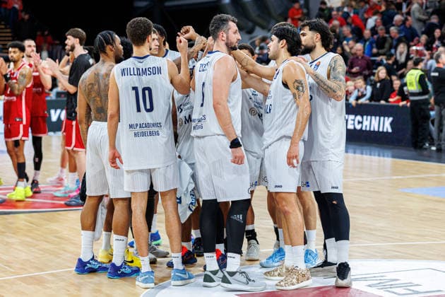 Team, squad, end of game, disappointed, disappointment, negative emotions, negative emotion, BMA365 Bamberg Baskets vs MLP Academics Heidelberg, Basketball, easyCredit BBL, Matchday 10, 13 12 2025 BMA365 Bamberg Baskets vs MLP Academics Heidelberg, Basketball, easyCredit BBL, Matchday 10, 13 12 2025 Bamberg Copyright: xEibner-Pressefoto G.xSantemizx EP_EER
