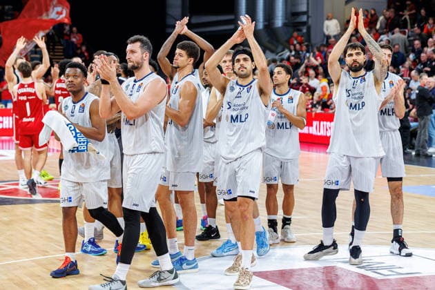 Team, squad, end of game, disappointed, disappointment, negative emotions, negative emotion, BMA365 Bamberg Baskets vs MLP Academics Heidelberg, Basketball, easyCredit BBL, Matchday 10, 13 12 2025 BMA365 Bamberg Baskets vs MLP Academics Heidelberg, Basketball, easyCredit BBL, Matchday 10, 13 12 2025 Bamberg Copyright: xEibner-Pressefoto G.xSantemizx EP_EER