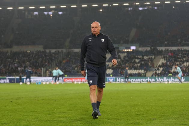 13 12 2025, xtgx, Soccer 2 Bundesliga, Hannover 96 VfL Bochum emspor, v l Uwe Roesler Rösler, Bochum, Coach DFL DFB REGULATIONS PROHIBIT ANY USE OF PHOTOGRAPHS as IMAGE SEQUENCES and or QUASI VIDEO Hannover