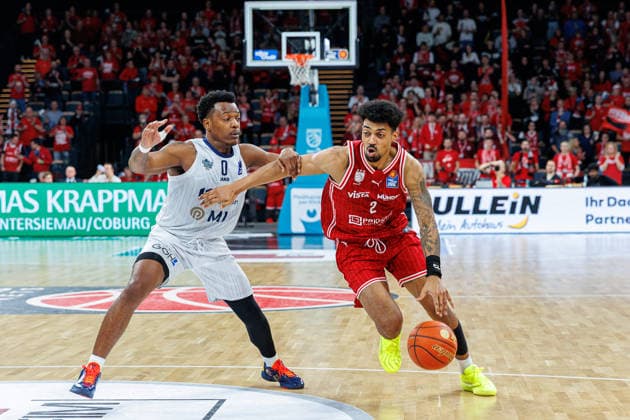 Damariae Horne MLP Academics Heidelberg, 0 , Ibi Watson BMA365 Bamberg Baskets, 02 , BMA365 Bamberg Baskets vs MLP Academics Heidelberg, Basketball, easyCredit BBL, Matchday 10, 13 12 2025 BMA365 Bamberg Baskets vs MLP Academics Heidelberg, Basketball, easyCredit BBL, Matchday 10, 13 12 2025 Bamberg Copyright: xEibner-Pressefoto G.xSantemizx EP_EER