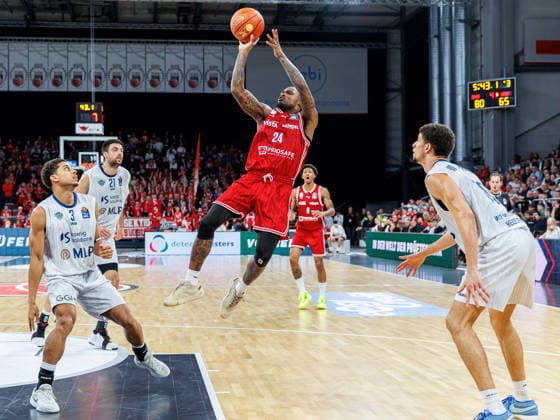 Kevin McClain MLP Academics Heidelberg, 03 , Mateo Seric MLP Academics Heidelberg, 21 , Cobe Williams BMA365 Bamberg Baskets, 24 , BMA365 Bamberg Baskets vs MLP Academics Heidelberg, Basketball, easyCredit BBL, Matchday 10, 13 12 2025 BMA365 Bamberg Baskets vs MLP Academics Heidelberg, Basketball, easyCredit BBL, Matchday 10, 13 12 2025 Bamberg Copyright: xEibner-Pressefoto G.xSantemizx EP_EER
