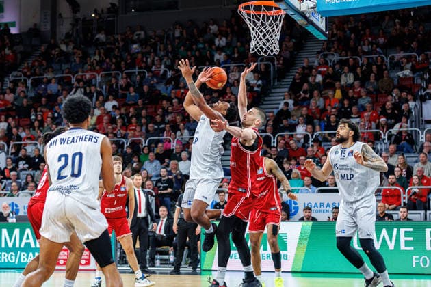 Osun Osunniyi MLP Academics Heidelberg, 12 , Daniel Keppeler BMA365 Bamberg Baskets, 31 , BMA365 Bamberg Baskets vs MLP Academics Heidelberg, Basketball, easyCredit BBL, Matchday 10, 13 12 2025 BMA365 Bamberg Baskets vs MLP Academics Heidelberg, Basketball, easyCredit BBL, Matchday 10, 13 12 2025 Bamberg Copyright: xEibner-Pressefoto G.xSantemizx EP_EER