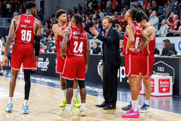 Ejiofor Onu BMA365 Bamberg Baskets, 35 , Demarcus Demonia BMA365 Bamberg Baskets, 08 , Cobe Williams BMA365 Bamberg Baskets, 24 , Anton Gavel BMA365 Bamberg Baskets, coach , Austin Crowley BMA365 Bamberg Baskets, 85 , Zachary Ensminger BMA365 Bamberg Baskets, 01 , BMA365 Bamberg Baskets vs MLP Academics Heidelberg, Basketball, easyCredit BBL, Matchday 10, 13 12 2025 BMA365 Bamberg Baskets vs MLP Academics Heidelberg, Basketball, easyCredit BBL, Matchday 10, 13 12 2025 Bamberg Copyright: xEibner-Pressefoto G.xSantemizx EP_EER