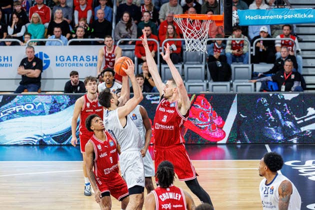 Mateo Seric MLP Academics Heidelberg, 21 , Daniel Keppeler BMA365 Bamberg Baskets, 31 , BMA365 Bamberg Baskets vs MLP Academics Heidelberg, Basketball, easyCredit BBL, Matchday 10, 13 12 2025 BMA365 Bamberg Baskets vs MLP Academics Heidelberg, Basketball, easyCredit BBL, Matchday 10, 13 12 2025 Bamberg Copyright: xEibner-Pressefoto G.xSantemizx EP_EER
