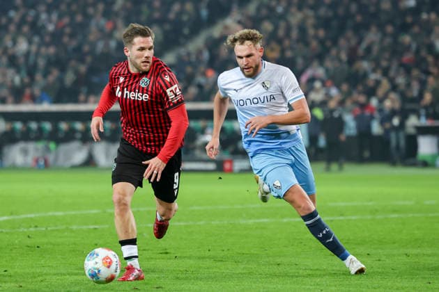 Philipp Strompf VfL Bochum and Benjamin Kaellmann Hannover 96 battle for the ball, 2 Bundesliga, Hannover 96 v VfL Bochum, Heinz von Heiden Arena on December 13, 2025 in Hanover, Germany Photo by Marco Steinbrenner DeFodi Images Philipp Strompf VfL Bochum and Benjamin Kaellmann Hannover 96 battle for the ball, 2 Bundesliga, Hannover 96 v VfL Bochum, Heinz von Heiden Arena, December 13, 2025 in Hanover, Germany Photo by Marco Steinbrenner DeFodi Images