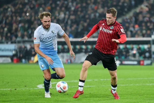 Philipp Strompf VfL Bochum and Benjamin Kaellmann Hannover 96 battle for the ball, 2 Bundesliga, Hannover 96 v VfL Bochum, Heinz von Heiden Arena on December 13, 2025 in Hanover, Germany Photo by Marco Steinbrenner DeFodi Images Philipp Strompf VfL Bochum and Benjamin Kaellmann Hannover 96 battle for the ball, 2 Bundesliga, Hannover 96 v VfL Bochum, Heinz von Heiden Arena, December 13, 2025 in Hanover, Germany Photo by Marco Steinbrenner DeFodi Images