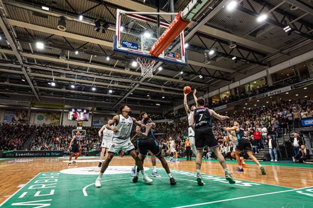Clayton Guillozet Gladiators Trier goes to the basket against Grayson Murphy Telekom Baskets Bonn, Vet Concept Gladiators Trier vs Telekom Baskets Bonn, Basketball, easyCredit BBL, Matchday 10, Season 2025 2026, 13 12 2025 Vet Concept Gladiators Trier vs Telekom Baskets Bonn, Basketball, easyCredit BBL, Matchday 10, Season 2025 2026, 13 12 2025 Copyright: xEibner-Pressefoto AlexanderxNeisx EP_ANS
