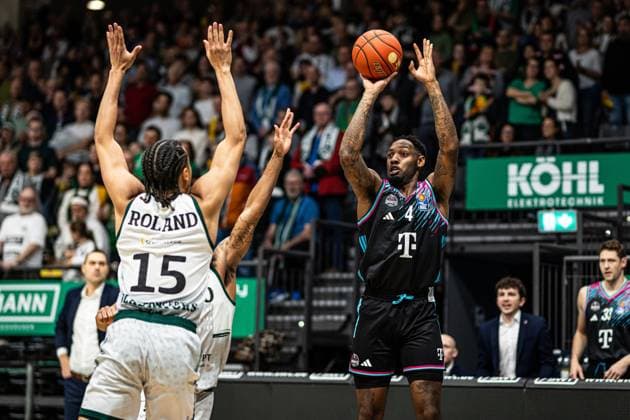 Jeff Garrett Jr Telekom Baskets Bonn in duel with Jordan Roland Gladiators Trier , Vet Concept Gladiators Trier vs Telekom Baskets Bonn, Basketball, easyCredit BBL, Matchday 10, Season 2025 2026, 13 12 2025 Vet Concept Gladiators Trier vs Telekom Baskets Bonn, Basketball, easyCredit BBL, Matchday 10, Season 2025 2026, 13 12 2025 Copyright: xEibner-Pressefoto AlexanderxNeisx EP_ANS