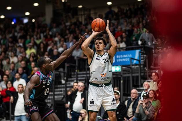 Nolan Adekunle Gladiators Trier throws against Tylan Birts Telekom Baskets Bonn , Vet Concept Gladiators Trier vs Telekom Baskets Bonn, Basketball, easyCredit BBL, Matchday 10, Season 2025 2026, 13 12 2025 Vet Concept Gladiators Trier vs Telekom Baskets Bonn, Basketball, easyCredit BBL, Matchday 10, Season 2025 2026, 13 12 2025 Copyright: xEibner-Pressefoto AlexanderxNeisx EP_ANS