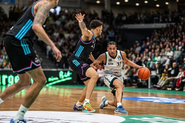 Jordan Roland Gladiators Trier in a duel with Alijah Comithier Telekom Baskets Bonn , Vet Concept Gladiators Trier vs Telekom Baskets Bonn, Basketball, easyCredit BBL, Matchday 10, Season 2025 2026, 13 12 2025 Vet Concept Gladiators Trier vs Telekom Baskets Bonn, Basketball, easyCredit BBL, Matchday 10, Season 2025 2026, 13 12 2025 Copyright: xEibner-Pressefoto AlexanderxNeisx EP_ANS
