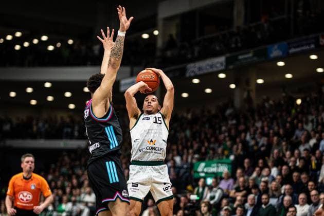 Jordan Roland Gladiators Trier throws against Alijah Comithier Telekom Baskets Bonn , Vet Concept Gladiators Trier vs Telekom Baskets Bonn, Basketball, easyCredit BBL, Matchday 10, Season 2025 2026, 13 12 2025 Vet Concept Gladiators Trier vs Telekom Baskets Bonn, Basketball, easyCredit BBL, Matchday 10, Season 2025 2026, 13 12 2025 Copyright: xEibner-Pressefoto AlexanderxNeisx EP_ANS