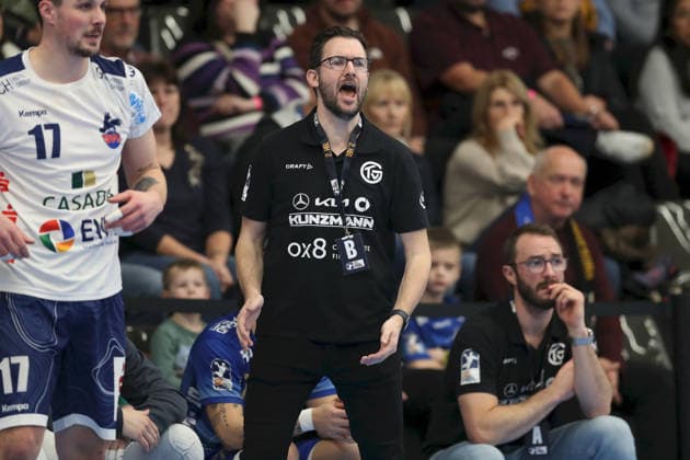 13 12 2025, Men, Handball, Season 2025 2026, 2 Handball Bundesliga, 15 Matchday TV Grosswallstadt 1 VfL Potsdam Andre Lohrbach Head Coach, TV Grosswallstadt gestures, arms, hands, gives instructions Elsenfeld Untermainhalle Bayern Germany