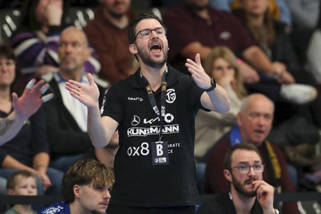 13 12 2025, Men, Handball, Season 2025 2026, 2 Handball Bundesliga, 15 Matchday TV Grosswallstadt 1 VfL Potsdam Andre Lohrbach Head Coach, TV Grosswallstadt gestures, arms, hands, gives instructions Elsenfeld Untermainhalle Bayern Germany