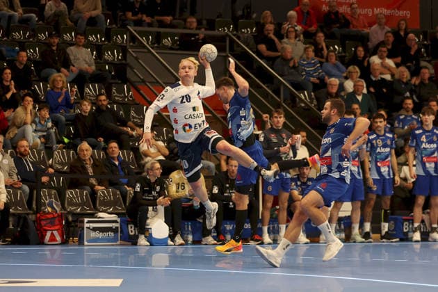 13 12 2025, Men, Handball, Season 2025 2026, 2 Handball Bundesliga, 15 Matchday TV Grosswallstadt 1 VfL Potsdam Tim Hildenbrand 20, VfL Potsdam prevails here against Finn Wullenweber 20, TV Grosswallstadt and Florian Eisenträger 8, TV Grosswallstadt and comes to a close Elsenfeld Untermainhalle Bayern Germany