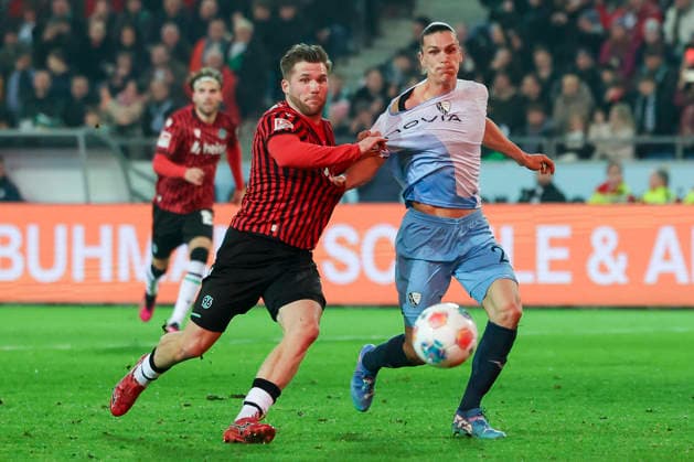 Benjamin Kaellmann Hannover 96 and Noah Loosli VfL Bochum battle for the ball, 2 Bundesliga, Hannover 96 v VfL Bochum, Heinz von Heiden Arena, December 13, 2025 in Hanover, Germany Photo by Marco Steinbrenner DeFodi Images Benjamin Kaellmann Hannover 96 and Noah Loosli VfL Bochum battle for the ball, 2 Bundesliga, Hannover 96 v VfL Bochum, Heinz von Heiden Arena, December 13, 2025 in Hanover, Germany Photo by Marco Steinbrenner DeFodi Images