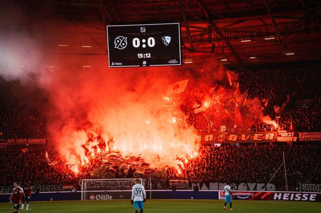 2 Bundesliga Hannover 96 vs VfL Bochum, 13 12 2025 Hannover 96 fans set off pyrotechnics Football, 2 Bundesliga, Matchday 16 Hannover 96 vs VfL Bochum on 13 12 2025 at Heinz von Heiden Arena, Hannover DFL REGULATIONS PROHIBIT ANY USE OF PHOTOGRAPHS AS IMAGE SEQUENCES AND OR QUASI VIDEO Copyright: xBEAUTIFULxSPORTS Tonhäuserx