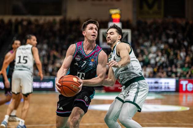 Grayson Murphy Telekom Baskets Bonn in a duel with Clayton Guillozet Gladiators Trier , Vet Concept Gladiators Trier vs Telekom Baskets Bonn, Basketball, easyCredit BBL, Matchday 10, Season 2025 2026, 13 12 2025 Vet Concept Gladiators Trier vs Telekom Baskets Bonn, Basketball, easyCredit BBL, Matchday 10, Season 2025 2026, 13 12 2025 Copyright: xEibner-Pressefoto AlexanderxNeisx EP_ANS