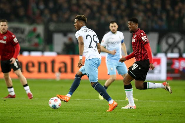 13 12 2025, xtgx, Fußball 2 Bundesliga Hannover 96 VfL Bochum emspor, v l Leandro Morgalla Bochum, 29 am Ball, plays the ball DFL DFB REGULATIONS PROHIBIT ANY USE OF PHOTOGRAPHS as IMAGE SEQUENCES and or QUASI VIDEO Hannover