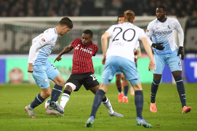 13 12 2025, xtgx, Soccer 2 Bundesliga Hannover 96 VfL Bochum emspor, v l Cajetan Lenz Bochum, 34 , William Kokolo Hannover, 19 duel, duel, fight, tackle DFL DFB REGULATIONS PROHIBIT ANY USE OF PHOTOGRAPHS as IMAGE SEQUENCES and or QUASI VIDEO Hannover