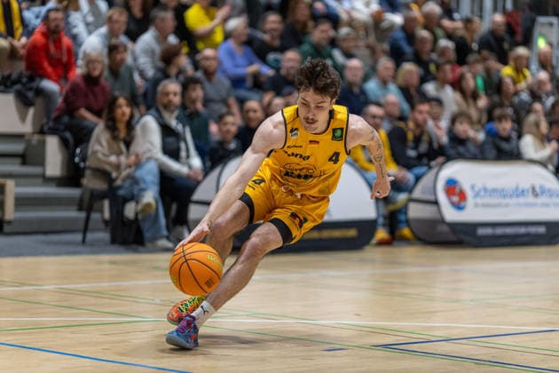 Gian Bahattin Aydinoglu Bozic Estriche Knights Kirchheim, 04 GER, Bozic Estriche Knights Kirchheim vs Phoenix Hagen, BARMER 2 Basketball Bundesliga, Matchday 12, Season 2025 2026, 13 12 2025 GER, Bozic Estriche Knights Kirchheim vs Phoenix Hagen, BARMER 2 Basketball Bundesliga, Matchday 12, Season 2025 2026, 13 12 2025 Kirchheim an der Teck Copyright: xEibner-Pressefoto NinaxSanderx EP_NSR