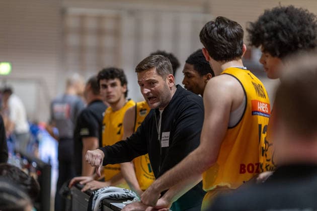 Timeout Bozic Estriche Knights Kirchheim GER, Bozic Estriche Knights Kirchheim vs Phoenix Hagen, BARMER 2 Basketball Bundesliga, Matchday 12, Season 2025 2026, 13 12 2025 GER, Bozic Estriche Knights Kirchheim vs Phoenix Hagen, BARMER 2 Basketball Bundesliga, Matchday 12, Season 2025 2026, 13 12 2025 Kirchheim an der Teck Copyright: xEibner-Pressefoto NinaxSanderx EP_NSR