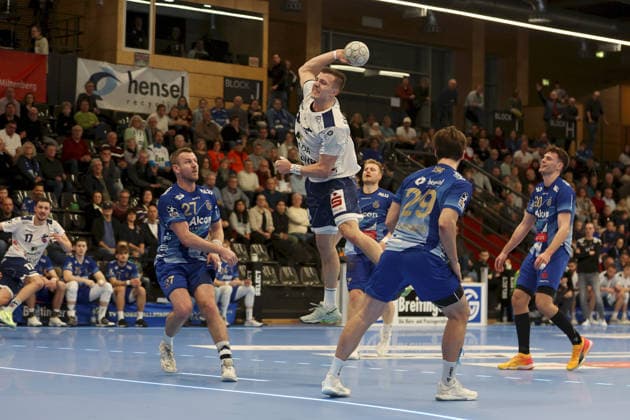 13 12 2025, Men, Handball, Season 2025 2026, 2 Handball Bundesliga, 15 Matchday TV Grosswallstadt 1 VfL Potsdam Mario Stark 27, TV Grosswallstadt and Maximilian Horner 29, TV Grosswallstadt cannot prevent Marco Mengon 30, VfL Potsdam from finishing Elsenfeld Untermainhalle Bayern Germany