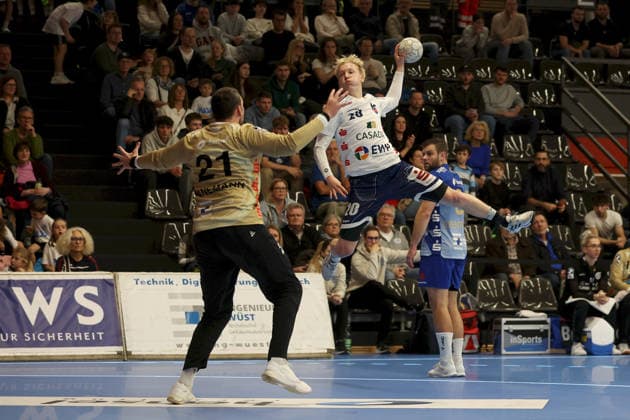 13 12 2025, Men, Handball, Season 2025 2026, 2 Handball Bundesliga, 15 Matchday TV Grosswallstadt 1 VfL Potsdam Tim Hildenbrand 20, VfL Potsdam comes to a close before Stefan Hanemann 21, TV Grosswallstadt Elsenfeld Untermainhalle Bayern Germany