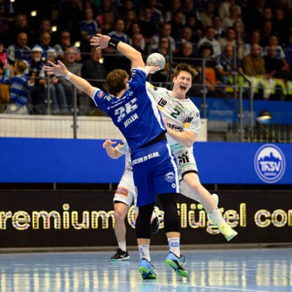 Oskar, Neudeck Rueckraum Links, Frisch Auf Goeppingen, 2 , Felix, Aellen Rueckraum Mitte, ThSV Eisenach, 22 GER, ThSV Eisenach vs FRISCH AUF Göppingen, 1 Daikin Handballbundesliga, Handball, 17 Spieltag, Saison 2025 2026, 13 12 2025 GER, ThSV Eisenach vs FRISCH AUF Göppingen, 1 Daikin Handballbundesliga, Handball, 17 Spieltag, Saison 2025 2026, 13 12 2025 Eisenach Copyright: xEibner-Pressefoto MartinxHerbstx EP_MHT