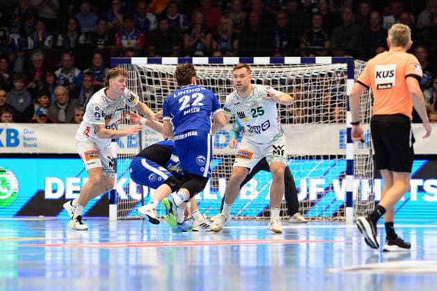 Felix, Aellen center back, ThSV Eisenach, 22 , Ludvig, Jurmala Astrom circle shooter, Frisch Auf Goeppingen, 25 , Victor, Kloeve left back, Frisch Auf Goeppingen, 7 GER, ThSV Eisenach vs FRISCH AUF Göppingen, 1 Daikin Handballbundesliga, Handball, Matchday 17, Season 2025 2026, 13 12 2025 GER, ThSV Eisenach vs FRISCH AUF Göppingen, 1 Daikin Handballbundesliga, Handball, Matchday 17, Season 2025 2026, 13 12 2025 Eisenach Copyright: xEibner-Pressefoto MartinxHerbstx EP_MHT