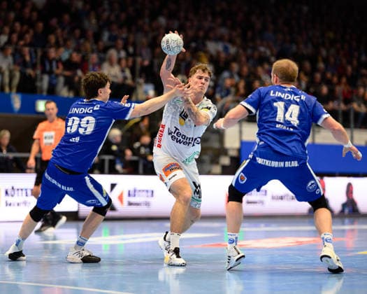 Victor, Kloeve Rueckraum Links, Frisch Auf Goeppingen, 7 , Tillman, Leu Kreislaeufer, ThSV Eisenach, 99 , Peter, Walz Kreislaeufer, ThSV Eisenach, 14 GER, ThSV Eisenach vs FRISCH AUF Göppingen, 1 Daikin Handballbundesliga, Handball, 17 Matchday, Season 2025 2026, 13 12 2025 GER, ThSV Eisenach vs FRISCH AUF Göppingen, 1 Daikin Handballbundesliga, Handball, 17 Matchday, Season 2025 2026, 13 12 2025 Eisenach Copyright: xEibner-Pressefoto MartinxHerbstx EP_MHT