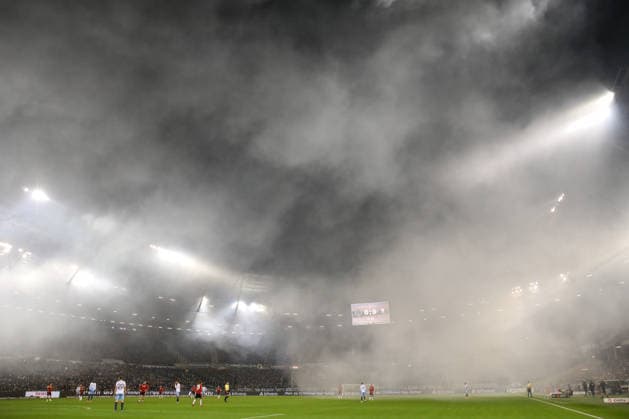 13 12 2025, xtgx, Fußball 2 Bundesliga Hannover 96 VfL Bochum emspor, v l symbol photo, symbol image, symbol, fog, Spiefeld im Rauch DFL DFB REGULATIONS PROHIBIT ANY USE OF PHOTOGRAPHS as IMAGE SEQUENCES and or QUASI VIDEO Hannover