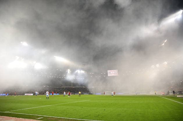 13 12 2025, xtgx, Fußball 2 Bundesliga Hannover 96 VfL Bochum emspor, v l symbol photo, symbol image, symbol, fog, Spiefeld im Rauch DFL DFB REGULATIONS PROHIBIT ANY USE OF PHOTOGRAPHS as IMAGE SEQUENCES and or QUASI VIDEO Hannover
